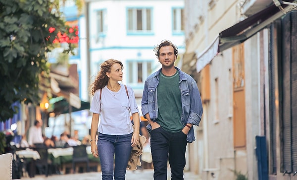 İynemli'nin canlandırdığı karakter, çocukluğunda babası tarafından terk edilmiş ve annesi, babaannesi ve dört kardeşiyle birlikte İstanbul'un eski ve yoksul mahallelerinden birinde büyümüş Devran.