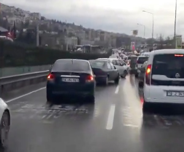 Ambulansa yol vermek isteyen sürücüler, fermuar tekniğini doğru bir şekilde uygulayamadı ve ambulansın geçişi daha da zorlaştı.