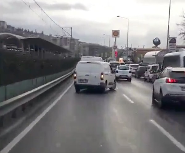 Fermuar taktiğini doğru uygulamakta başarısız olan sürücülerin, ambulansa yol veremedikleri anlar kameralara yansıdı.