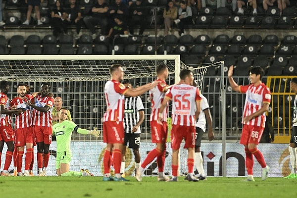 Konuk ekip, derbi mücadelesinden 4-0'la ayrıldı.