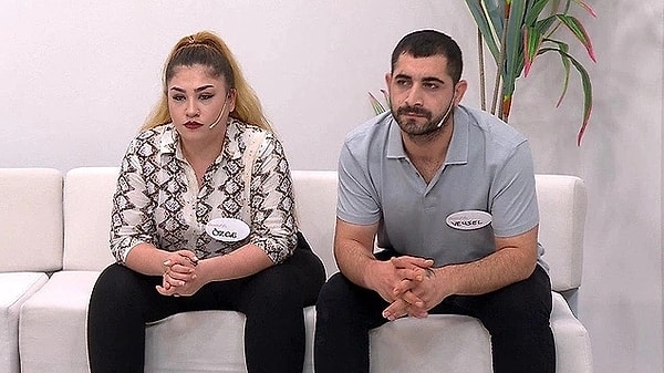 14. Esra Erol'un programına katılan Betül, kocası Veysel'in kendisini aldattığını iddia etmişti. Geçtiğimiz sene Veysel'in eşini aldattığı Özge'den olan ikiz bebeklerinden yalnızca birinin babası çıkmıştı. Tıp tarihinde milyonda bir görülen bu vakanın ardından Erol, Veysel'in sokakta ölü bulunduğunu açıkladı. Veysel'in eski eşini aldattığı Özge ise çıkıp açıklama yaptı.