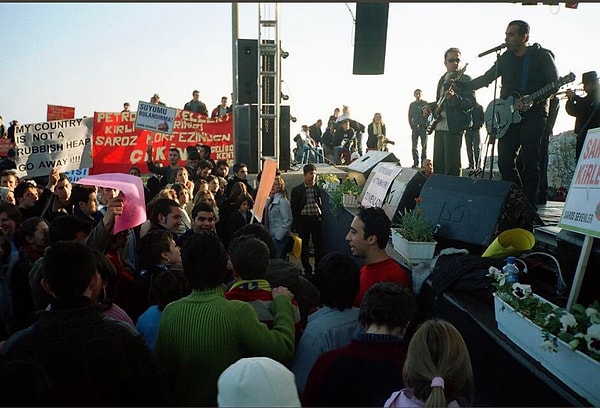 Haluk Levent'ten şimdilerde bomba bir haber var. Levent, Türk müzik tarihine damga vuran 2004 yılındaki 12 saatlik Trakya konserini beyaz perdeye taşıyacak.