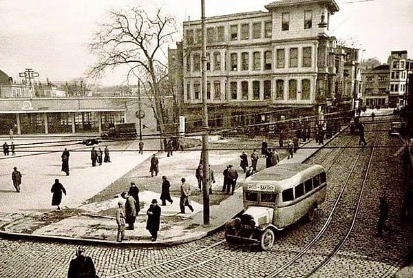 Küçükpazar Karakolu faaliyete geçmeye başlar ve Sirkeci Emniyet Müdürlüğü’ne yeni atanan amire hayırlı olsun ziyaretine bile giderler.