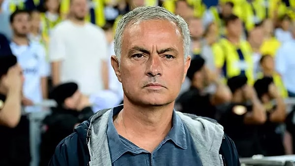 Jose Mourinho, derbide alınan mağlubiyetle birlikte hem taraftarlar hem basın tarafından sıkça eleştiriliyor. Bu eleştirilere bir de siyasi isimler eklenmeye başladı.