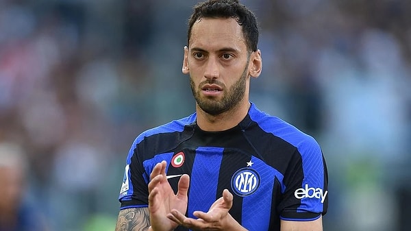 Kaptan Hakan Çalhanoğlu hem İnter hem de milli takımla iyi bir sezon geçirerek Ballon D'or ödülüne aday gösterildi. Milli takım içinde de büyük bir sevinçle karşılanan gelişme için ödül tarihi yaklaşıyor.