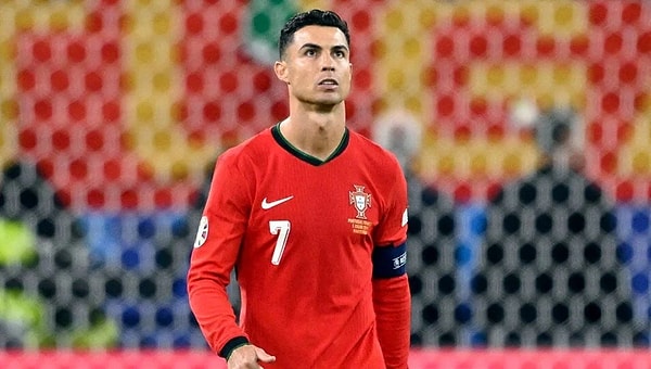 Portekiz milli takımının her şeyi olan Ronaldo, kariyerine farklı bir yön verse de halen gündemdeki gücünü koruyor.