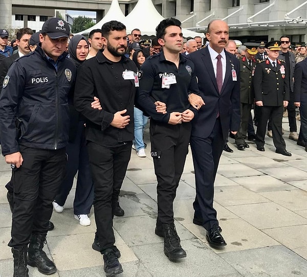 Şehit Şeyda Yılmaz'ın Sivas'ta gerçekleşen cenaze törenine eşi Semih Yılmaz polis üniformasıyla gelmişti.