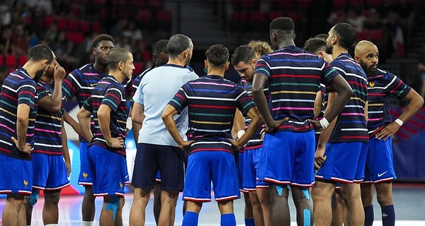 FIFA tarafından düzenlenen Futsal Dünya Kupası'nın F Grubu kapanış maçında Fransa, İran'a 4-1 mağlup oldu. Fransa'nın birkaç dakika içinde peş peşe yediği goller, şike iddialarını gündeme getirdi.