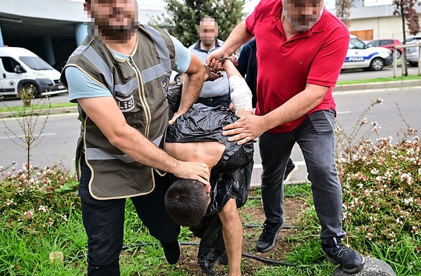 Daha önce 19 suçtan kaydı bulunan katil zanlısı, çöp poşeti giydirilip mahkemeye hayvan izleme aracıyla götürmüştü.