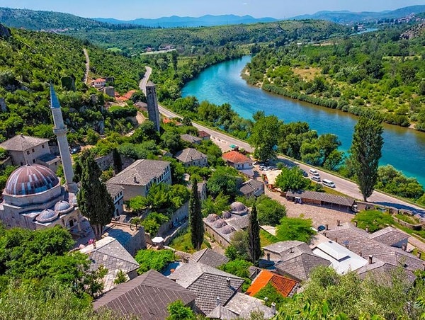 Poçitel, yüzyıllar boyunca Osmanlı askeri gücünü ve mimari dehasını sergileyen bir taş kasabası olarak dikkat çekiyor.