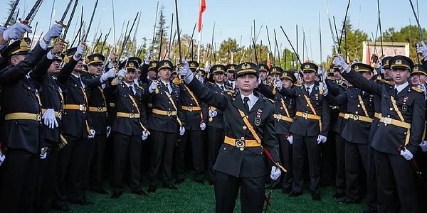 30 Ağustos'taki Kara Harp Okulu Sancak Devir Teslim ve Mezuniyet Töreni sonrasında yeni mezun teğmenler,  kılıçlı yemin ve "Mustafa Kemal'in askerleriyiz" diyerek slogan atmıştı. Bu olay AK Parti tarafından hoş karşılanmadı ve teğmenler hakkında inceleme başlatıldı.