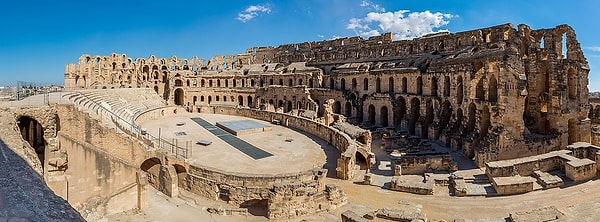 Tunus'un El Jem kasabasında bulunan El Jem Amfitiyatrosu, Roma İmparatorluğu'nun muazzam büyüklüğünü ve etkisini yansıtan etkileyici bir mimari eser olarak karşımıza çıkıyor. MS 3. yüzyıla tarihlenen bu görkemli yapı, sadece devasa boyutlarıyla değil, aynı zamanda taşıdığı tarihsel anlamla da dikkati üzerine çekiyor.