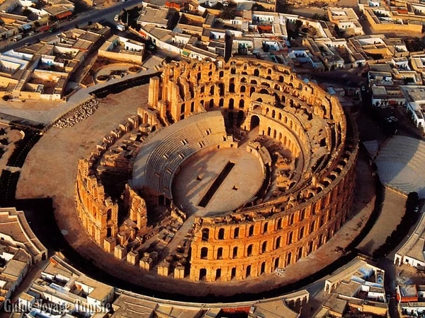 El Jem, antik çağda Thysdrus olarak adlandırılıyordu. M.Ö. 46 yılında Romalılar tarafından kurulan bu kasaba, kısa sürede büyük bir zenginlik kazandı.