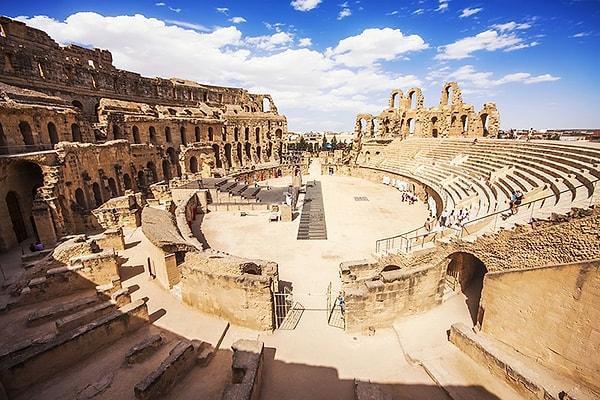 El Jem Amfitiyatrosu, 149 metre uzunluğunda, 124 metre genişliğinde ve 36 metre yüksekliğinde, üç katlı bir yapıdır.