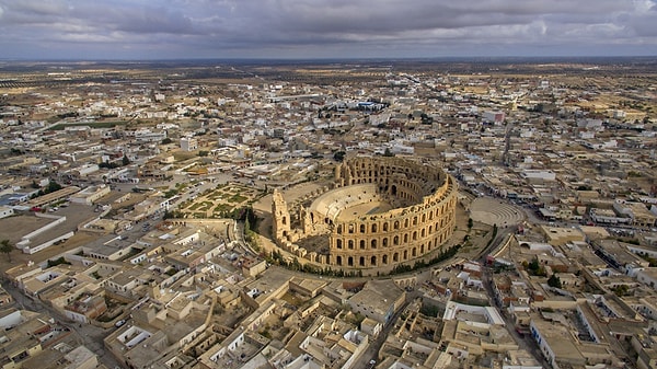 El Jem Amfitiyatrosu, sadece Roma İmparatorluğu'nun mimari başarılarını değil, aynı zamanda tarih boyunca yaşanan olayların ve insanların hikayelerini de taşır.