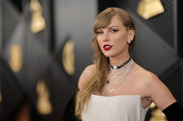 ABD'li ünlü şarkıcı Taylor Swift, 'tüm zamanların en iyi 100 söz yazarı'ndan biri. Toplamda 14 Grammy, 1 Emmy, 23 Billboard ve 12 Country Müzik Ödülü sahibi Taylor Swift, bu ödüllerle 6 Guinness Dünya Rekoru'na sahip.