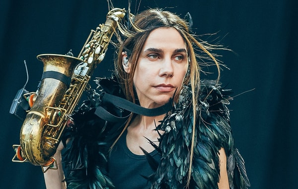 6. PJ Harvey, hem vokal hem de çeşitli enstrümanları çalabilen İngiliz bir müzisyendir.