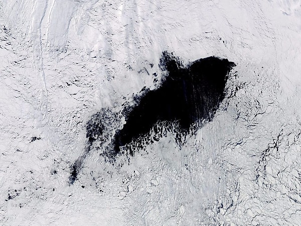 Neredeyse İsviçre büyüklüğüne ulaşan bu devasa delik, araştırmacılar arasında büyük bir merak uyandırdı. İlk başta meteorologlar bu durumu olağandışı okyanus koşulları ve büyük bir fırtına ile ilişkilendirdi.