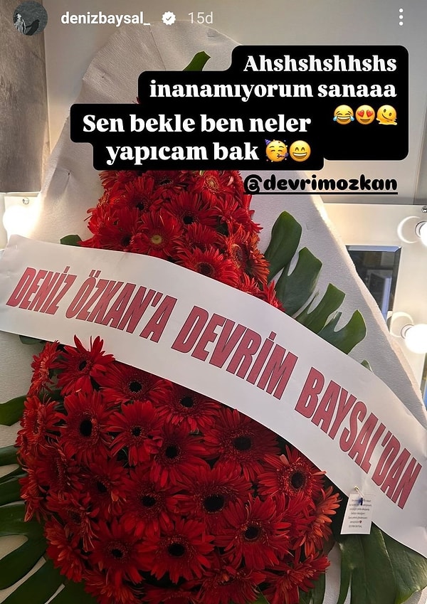 Devrim Özkan'ın, Deniz Baysal için gönderdiği çelenkte isim ve soyisimlerinin karıştırılmış olarak yer alması görenleri şaşkına çevirdi.