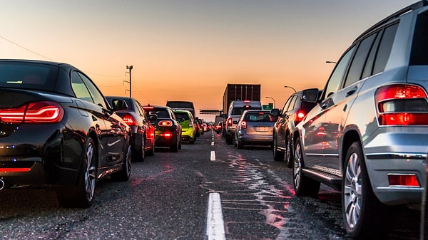 Arabalar pürüzlü ve düzensiz yollar üzerinde seyahat ederken kauçuk tekerleklerin sağladığı sürtünmeye ihtiyaç duyarlar. Ancak trenler için bu geçerli değildir.