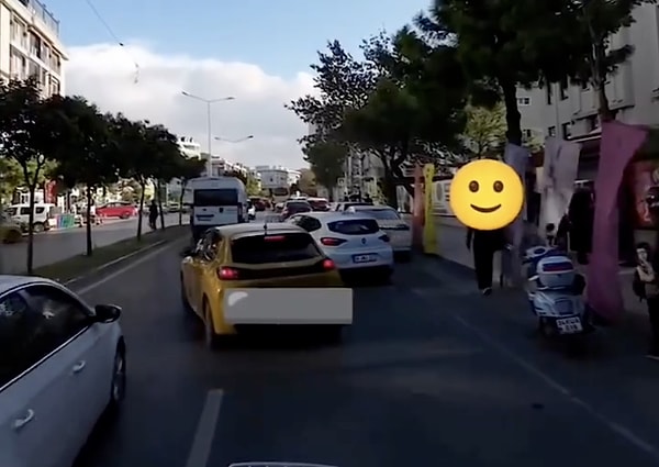 Bu durumun önüne geçebilmek için motosikletiyle sokak sokak gezen bir trafik polisi, hatalı sürücüleri tek tek uyararak cezai işlem uyguladı. Motosikletli polis memurunun kaydettiği görüntüler sosyal medyada gündem oldu.