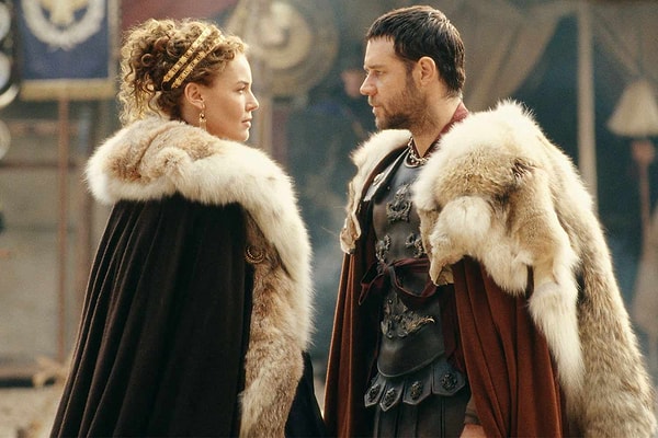 Gladyatör 2'nin fragmanındaki bir sahnede Lucilla rolüne geri dönen Connie Nielsen, oğlu Lucius'a babasının Maximus olduğunu itiraf etti. 2000 yapımı Gladyatör filmini izleyenler hatırlayacaktır; Maximus ile Lucilla arasında bir çekim vardı. Bu yüzden oğlu Lucius'un Maximus'tan olduğu yıllardır tartışılıyordu.