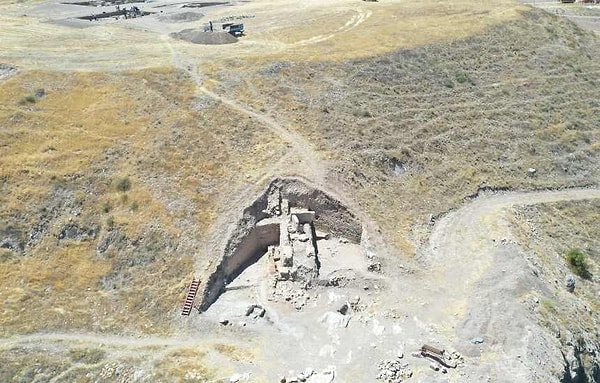 Bu mezar yapılarının topluluklar arasındaki dini ve kültürel uygulamalarla bağlantılı olduğu düşünülüyor. Kazılarda keşfedilen bu bulgular, bölgenin tarih boyunca kültürel ve sosyal açıdan ne kadar önemli bir merkez olduğunu doğruluyor.