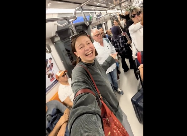 Hemen insanlara eşlik eden turist o anları “İstanbul’da sıradan bir metro sabahı” notuyla paylaştı.