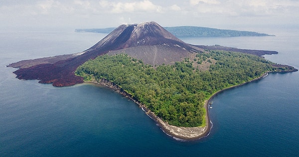 Krakatoa, Endonezya'da Jakarta'nın batısında bulunan küçük bir volkanik adadır. Ancak zamanla adanın kendisi değil, adadaki yanardağ daha ilgi çekici hale geldi.