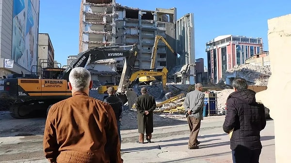 Peki sizce biz ne isim vermeliyiz inşaat izleyen dayılarımıza? Yoksa sadece dayılara değil, elleri arkada bağlayarak inşaat izlemeye mi bir isim vermeliyiz?