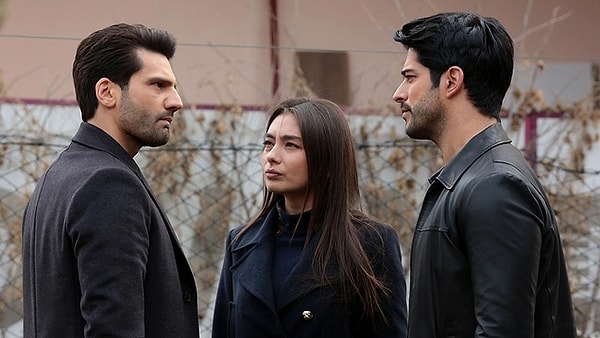 13. Bir döneme damga vuran Kara Sevda dizisini muhakkak hatırlarsınız. Neslihan Atagül ve Burak Özçivit'in başrollerini paylaştığı Kara Sevda, Türkiye'de reyting rekorları kırarken yurt dışına satıldıktan sonra bu başarısı devam etti. Kara Sevda'yı izleyen İtalyan bir ailenin pür dikkat halleriyse sosyal medyada gündem oldu.