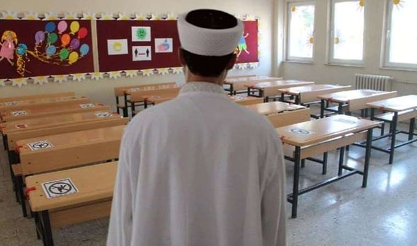 Diyanet aracılığıyla il ya da ilçe müftülüklerinin vereceği dini eğitimle ilgili, velilerden izin dilekçesi alınması gerektiğine dair öğrencilerini bilgilendirmeleri gerektiği halde öğretmenler suçlandı. Öğretmenler kendilerini, “Salondaki öğrenciye, veli izni alınması konusunda bilgi vermek görevimiz. Asıl yaptığımız davranış, mahalle halkı ile okul idaresinin karşı karşıya gelmemesi için iyi niyetli bir davranıştır” diye savundu.