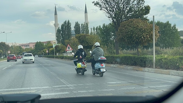 Hal böyle olunca ikili durmak yerine, arızalanan motoru iterek yollarına devam etmeye karar verdiler.