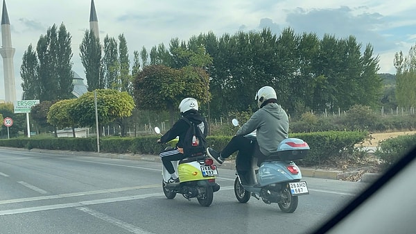 Bir süre bu şekilde seyrederek trafiği tehlikeye atan ikili, trafik polisleri tarafından uyarıldı.