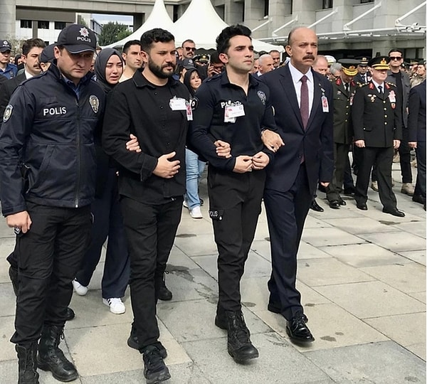 Şehit polisin ardından kendisi gibi polis olan eşi Semih Yılmaz'ın vedası da duygulandırmıştı.