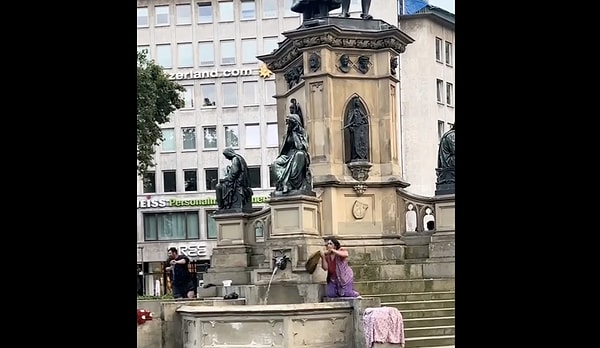 İki kişi, Frankfurt'ta bulunan tarihi bir çeşmede çamaşırlarını yıkarken görüldü.