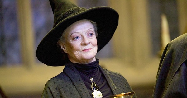 Harry Potter serisinde Profesör Minerva McGonagall'ı canlandıran dünyaca ünlü oyuncu Maggie Smith 89 yaşında hayatını kaybetti.