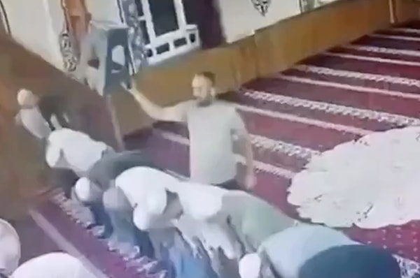 Bir vatandaş cemaate namaz kıldıran imama, namaz esnasında sandalyeyle vurdu.