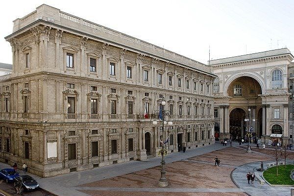 1858'de kardeşiyle birlikte ülkesine dönen Fossati, 1862'de Milano'ya yerleşti ve burada Duomo Meydanı düzenlemesi ve Palazzo Marino gibi projelerde jüri üyeliği yaptı.