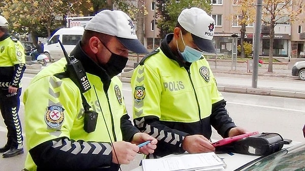 Mahkemeden sürücülere emsal bir karar çıktı. Sözcü'de yer alan habere göre, yeni kararla birlikte, daha önce uygulanan bazı trafik cezalarının iptal edilmesine ve ödenen paraların iadesine karar verildi.