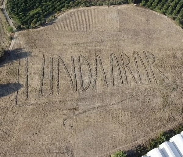 Antalya'daki tarlasına traktörle Funda Arar'ın ismini yazdıran çiftçi, sanatçıyla buluştu!