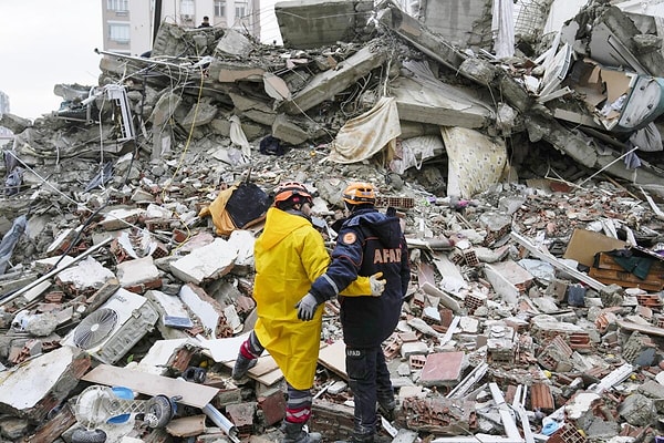 Örneğin gelgitlerin günlük hareketi bile, 40 kilotonluk bir bombadan 100 kat daha fazla enerji açığa çıkarır. Eğer bu enerjiler depreme neden olmuyorsa, birkaç yeraltı nükleer testi de yeryüzünün yapısını değiştirmeye yeterli değildir.