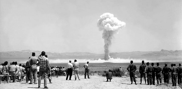 1971 yılında Aleut Adaları'nda gerçekleştirilen bir yeraltı nükleer testi, bu teoriyi çürütmek için önemli bir örnektir.