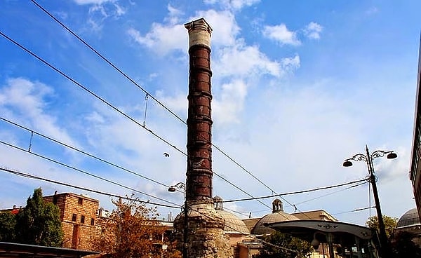 Konstantin Sütunu, tarih boyunca birçok kez restore edildi. Osmanlı döneminde "Çemberlitaş" olarak anılmaya başlayan bu yapı, etrafına eklenen metal çemberlerle güçlendirilerek depremlere ve diğer doğal afetlere karşı daha dayanaklı hale getirildi.