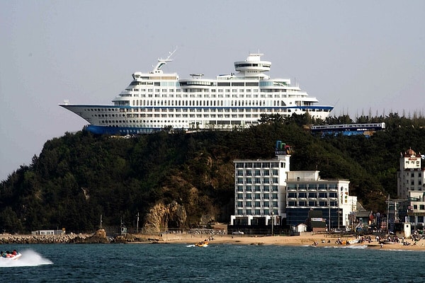 2002 yılında açılan ve 165 metre uzunluğunda, 45 metre genişliğinde olan otel tam 30.000 ton ağırlığında. Bir cruise gemisi gibi tasarlanmış bu otel, denizin muhteşem manzarasına hakim bir uçurumun tepesinde yer alıyor.