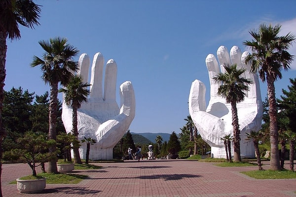 Tatil köyü, sadece lüks bir gemi görünümü sunmakla kalmıyor, aynı zamanda aktif bir tatil geçirmek isteyenler için de birçok spor alanı barındırıyor. Otelin hemen yanında bulunan dev "The Hands of Promise" heykeli, otelin manzarasına farklı bir sanatsal dokunuş katıyor.