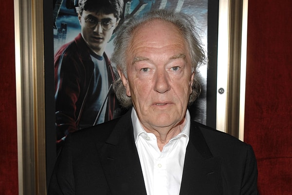 82 yaşında hayata gözlerini yuman Michael Gambon da 27 Eylül 2023 tarihinde bizlere veda etmişti.