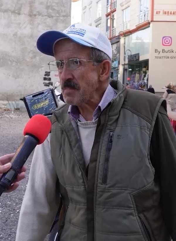 Üç yıldır kendine ayakkabı alamadığını ve ayağındakileri kızının aldığını söyleyen vatandaş konuşurken boğazı düğümleniyordu.