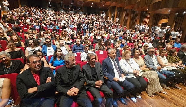 Geceye filmler ve ödüller damga vururken gecenin en dikkat çeken anlarından biri de Mehmet Aslantuğ ve Levent Özdilek'in gergin selamlaşması oldu.