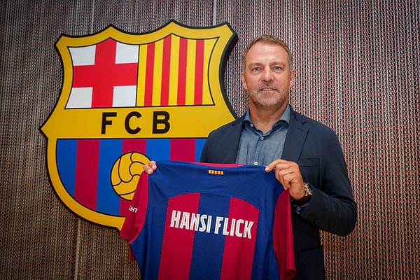 Barcelona'lı taraftarlar lige harika bir başlangıç yapan Alman teknik direktör Hansi Flick'i selamlamak için tribünde bir pankart açtı. Pankartta yer alan ifade ise Hitler'i hatırlattı.